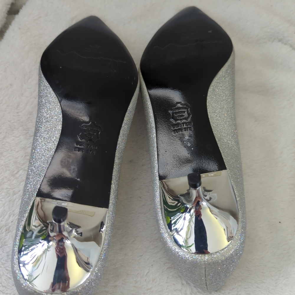 Woman's Nina Evita pump silver wedding  point toes size 7.5 Small ding - Picture 6 of 7
